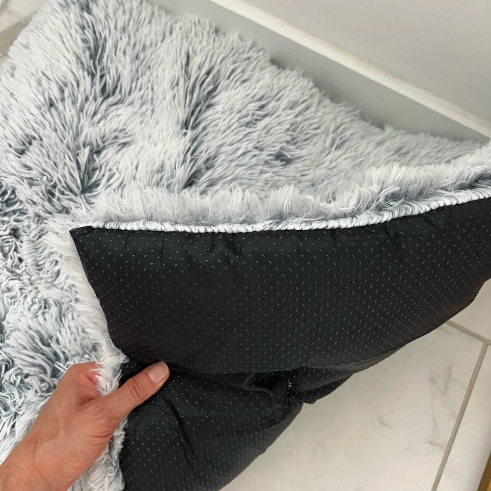 NWT Luxurious Machine Washable Shaggy Pet Bed Mat - 26x20
